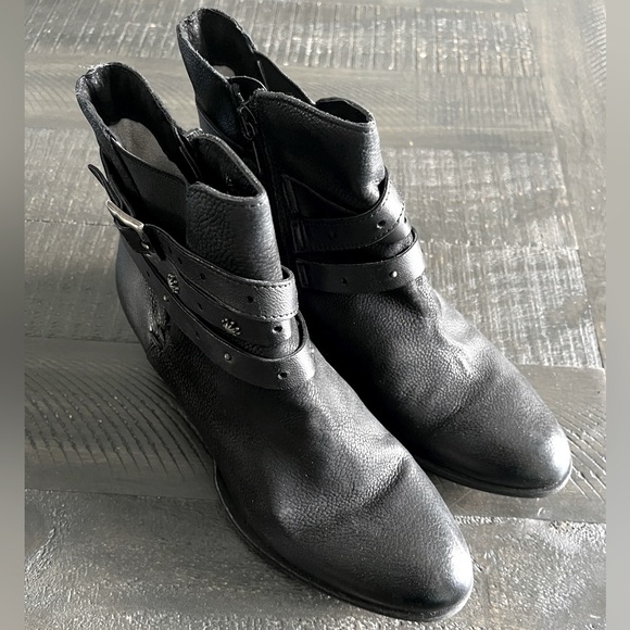 Miz Mooz Black Leather Ankle Boots Women’s Size 40 Strap Buckle Detail - Picture 1 of 9